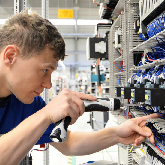 Elektroniker/innen für Betriebstechnik installieren, warten und reparieren u.a. Motoren, Beleuchtungs- und Steuerungssysteme elektrischer Anlagen. Auch Anlagen zur Energieversorgung und Kommunikation stehen im Fokus.